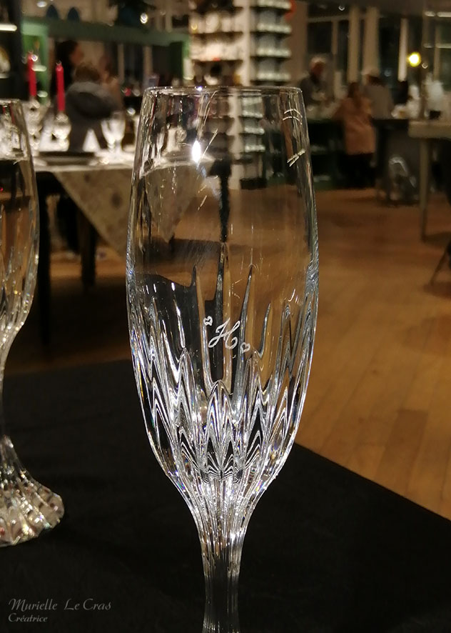 Flûte Masséna en cristal de Baccarat, personnalisé avec une initiale gravée et des cœurs.