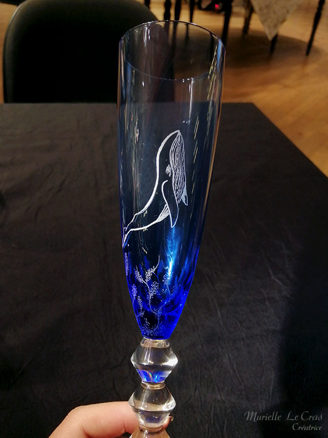 Flûte Vega bleue en cristal de Baccarat, personnalisé avec une baleine gravée.