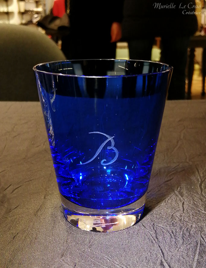 Verre gobelet mosaïque bleu, en cristal de Baccarat, personnalisé avec l'initiale B de la marque gravée.