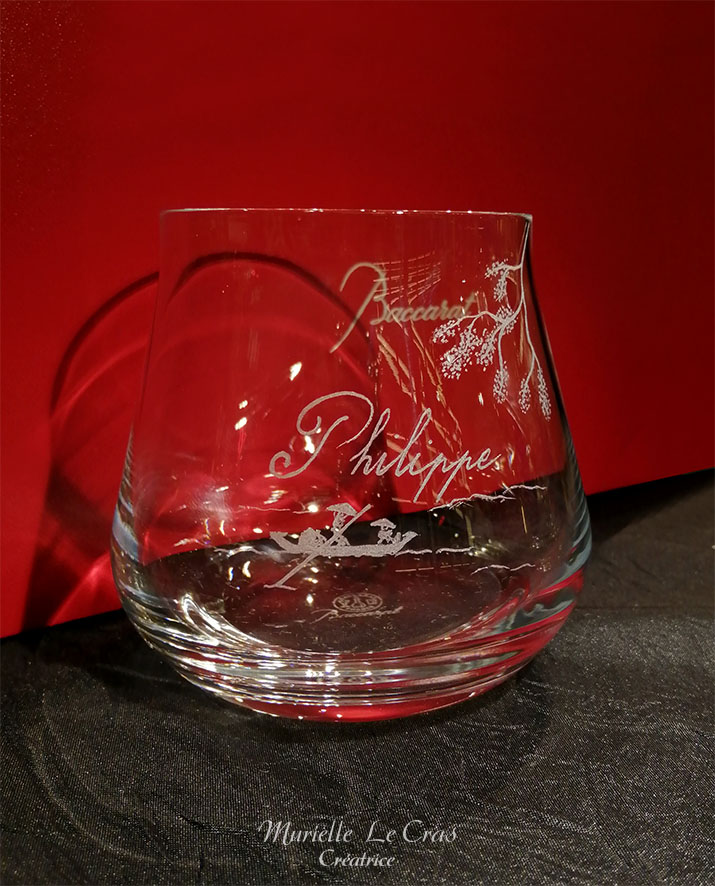 Verre Château Baccarat en cristal, personnalisé avec un paysage style asiatique et un prénom gravé.