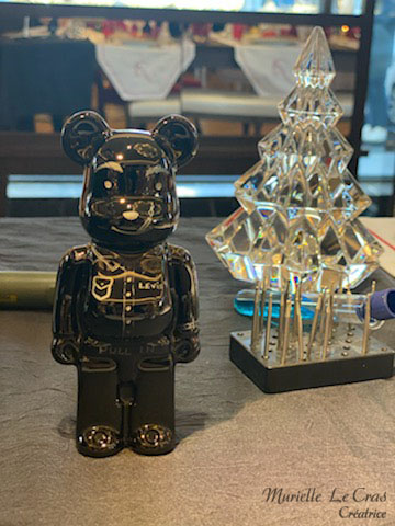 Ours Bearbrick (Bre@rbrick) en cristal de Baccarat, personnalisé et gravé pour un anniversaire.