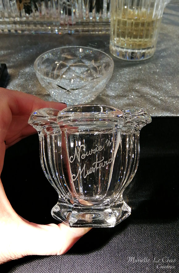 Moutardier en cristal de Baccarat, personnalisé avec une phrase anglaise gravée.