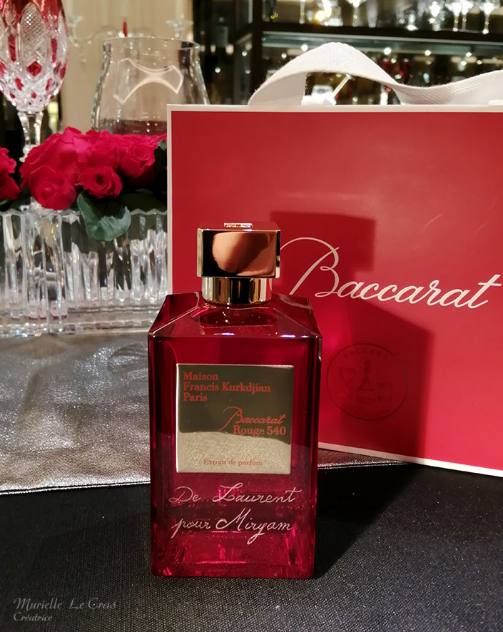 Flacon de Parfum Baccarat Rouge 540, personnalisé avec une déclaration d'amour gravée.