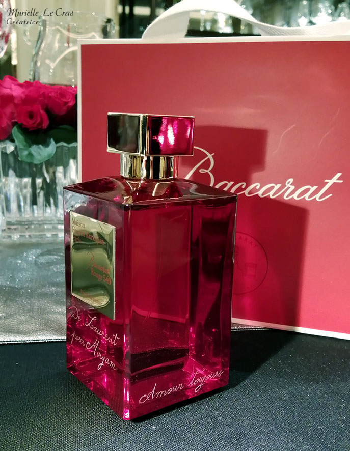 Flacon de Parfum Baccarat Rouge 540, personnalisé avec une déclaration d'amour gravée.