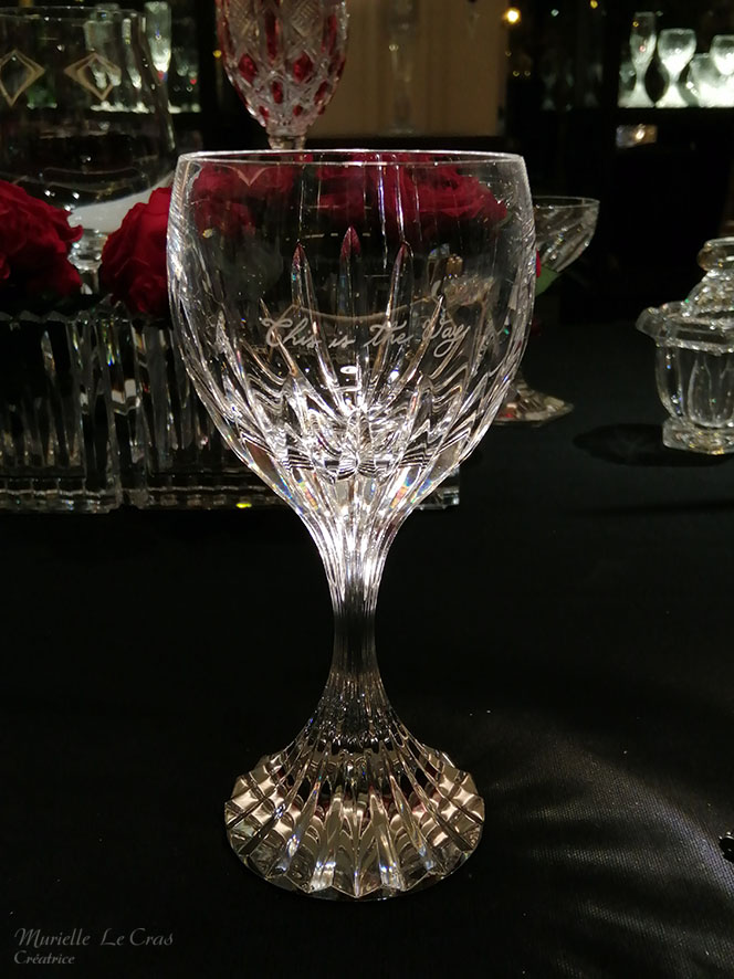 Verre à vin Masséna en cristal de Baccarat, personnalisé avec une phrase gravée.