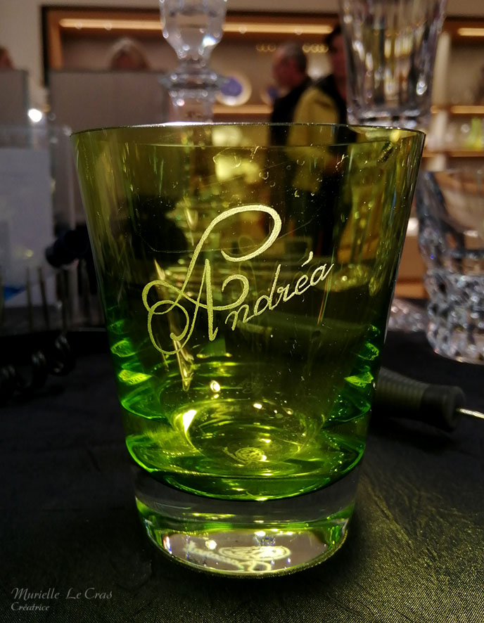 Verre gobelet mosaïque vert, en cristal de Baccarat, personnalisé avec un prénom gravé.