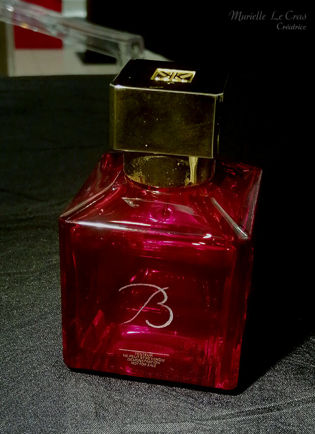 Flacon de Parfum Baccarat Rouge 540, personnalisé avec le B de la marque gravé.