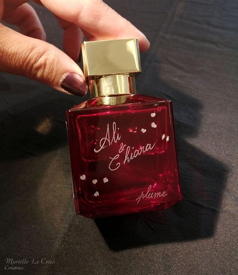 Flacon de Parfum Baccarat Rouge 540, personnalisé avec des prénoms et des cœurs gravés.