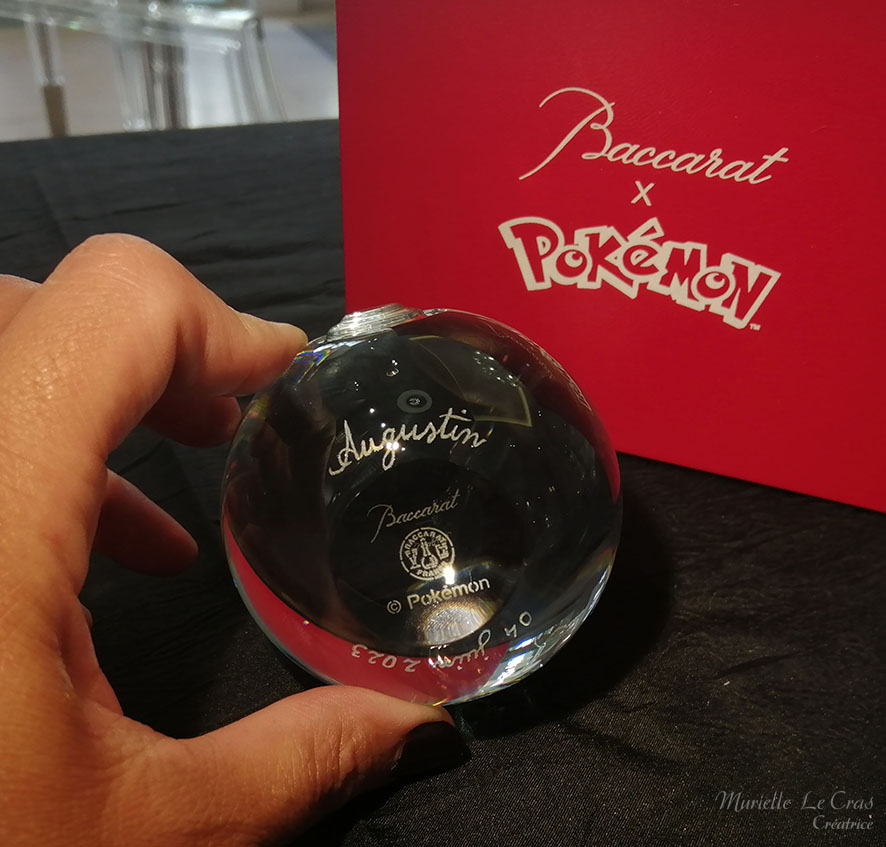 Pokeball en cristal de Baccarat, personnalisé avec, gravé, un prénom et une date pour une communion