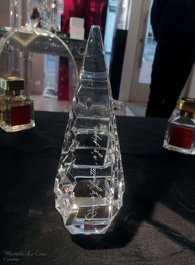 Sapin en cristal de Baccarat, personnalisé avec une phrase gravée.