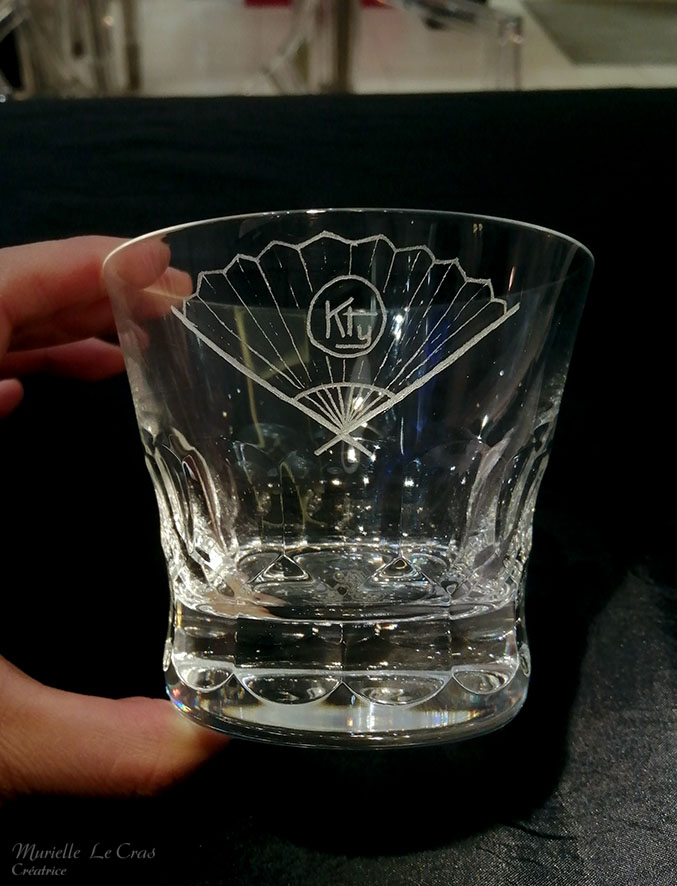 Verre e cristal de Baccarat, personnalisé avec un éventail et un surnom gravé.