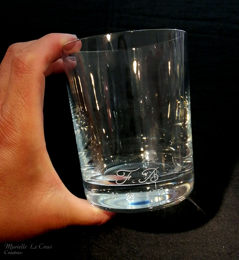 Verre en cristal de Baccarat, personnalisé avec des initiales gravées.