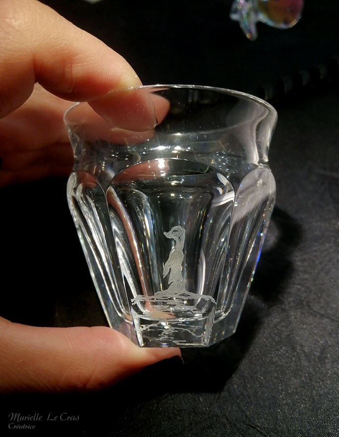 Tasse à expresso en cristal de Baccarat personnalisé avec un suricate gravé.