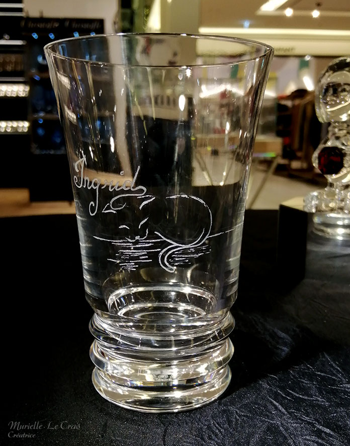 Verre en cristal de Baccarat, personnalisé avec un prénom et un chat stylisé gravé.