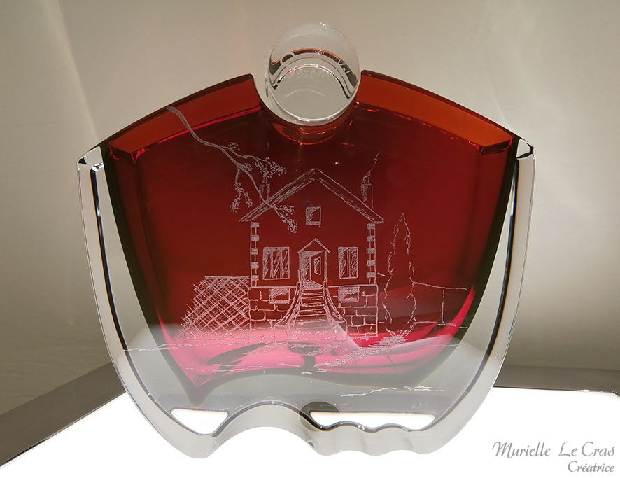 Vase Océanie rouge en cristal de Baccarat, personnalisé avec en gravure la façade de la maison du client.