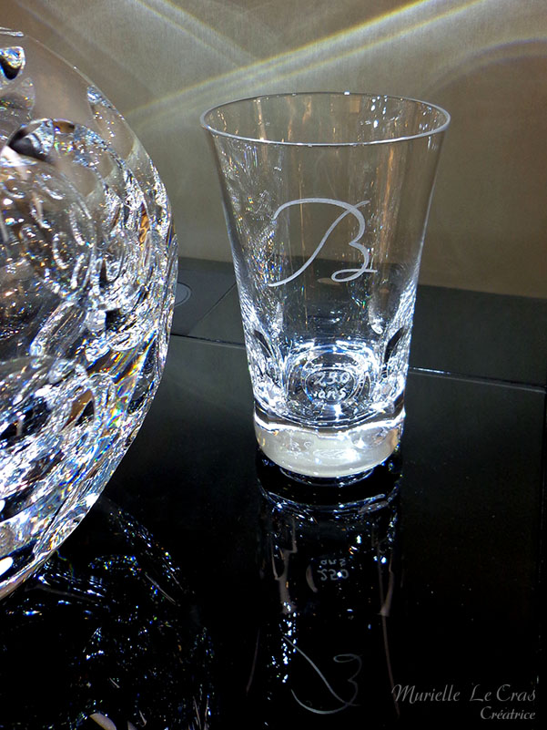 Verre Beluga en cristal de Baccarat, personnalisé avec l'initiale B de la Marque gravé, pour leur 250 ans