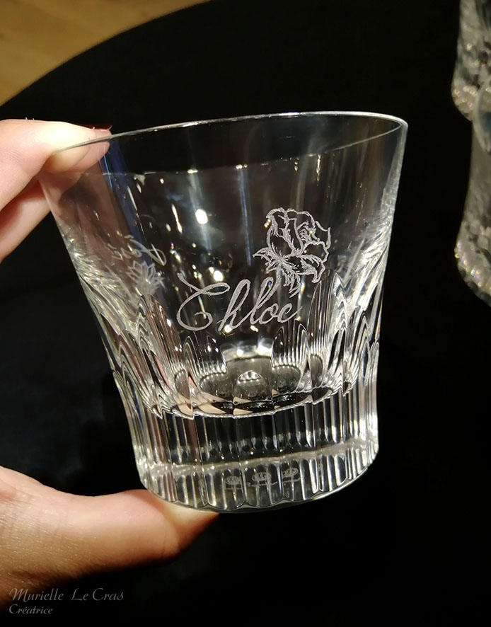 Verre Everyday en cristal de Baccarat, personnalisé avec un prénom gravé et une rose.