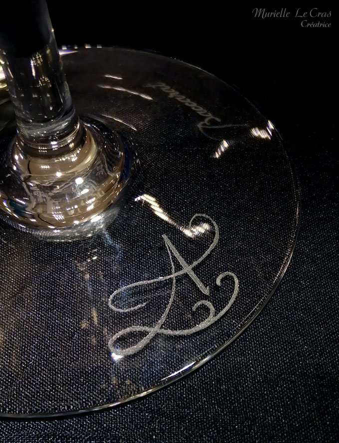 Verre à vin en cristal de Baccarat, personnalisé avec une initiale en volutes gravée.