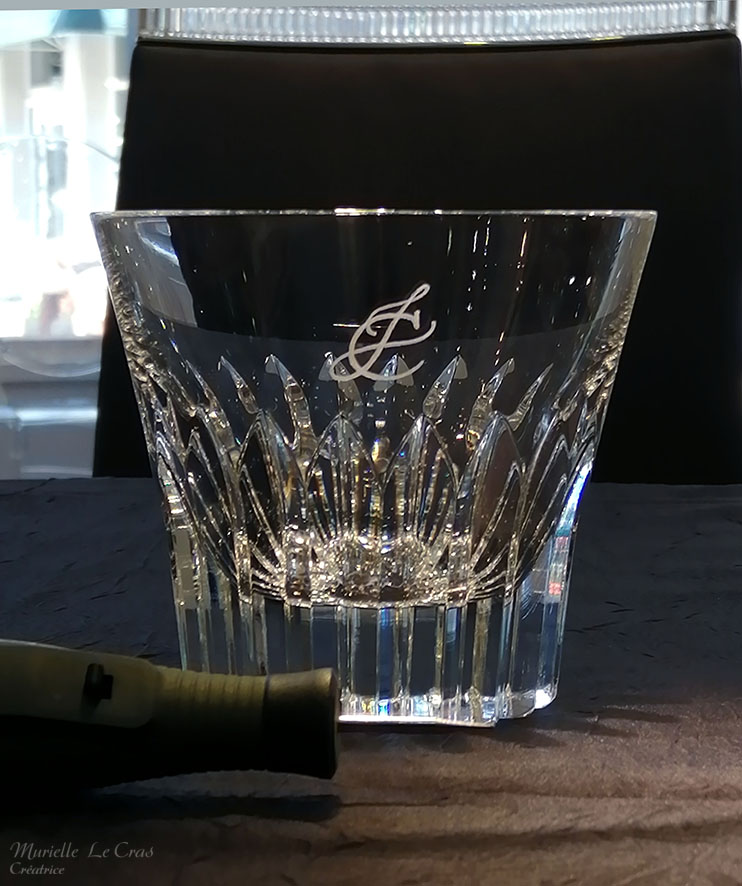 Verre Everyday en cristal de Baccarat, personnalisé et gravé avec un monogramme d'initiales entrelacées.