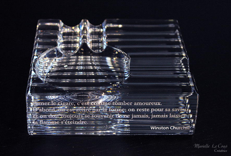 Cendrier Havana en cristal de Baccarat personnalisé, gravé avec une citation de Winston Churchill.