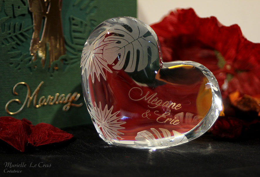 Cœur en cristal de Baccarat gravé et personnalisé pour un cadeau de mariage avec les prénoms et un motif floral