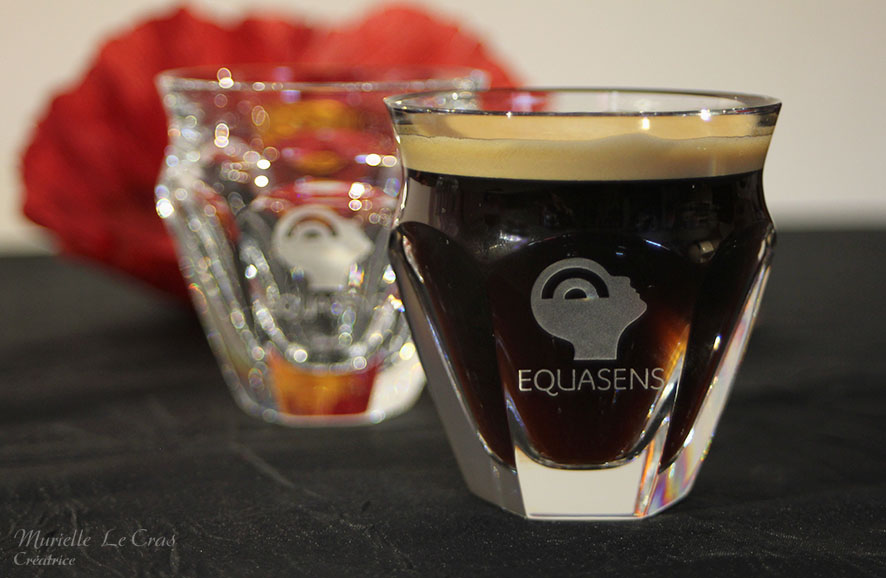 Tasses à expresso en cristal de Baccarat gravés et personnalisés avec le logo de la société Equasens à offrir en cadeau