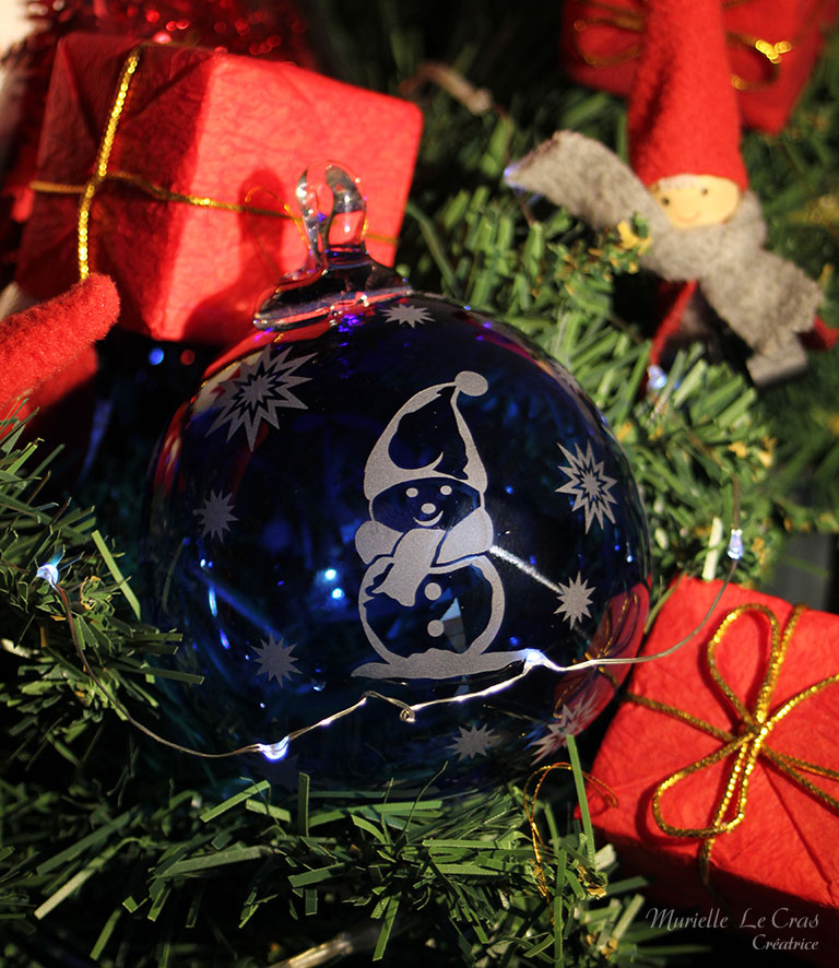 Boule de Noël personnalisée, gravée avec un motif d'étoiles et de Père Noël, un prénom et l'année. à offrir en cadeau