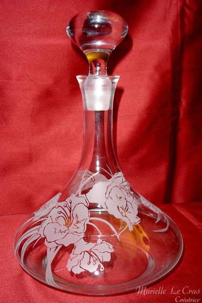 Carafe Villeroy et Boch personnalisée pour un cadeau de mariage avec des fleurs d'amaryllis gravées.