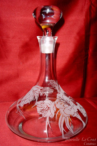 Carafe Villeroy et Boch personnalisée pour un cadeau de mariage avec des fleurs d'amaryllis gravées.