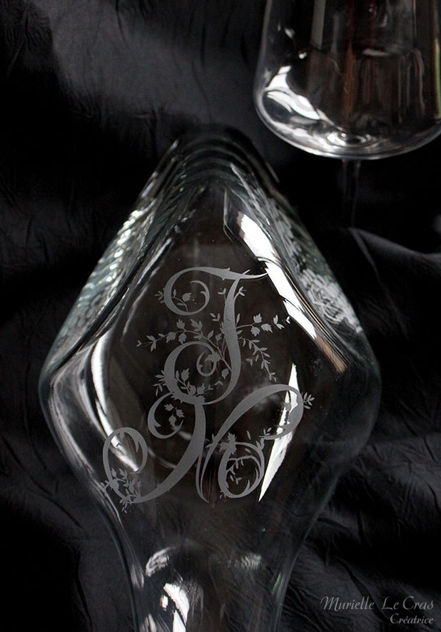 Carafe personnalisée pour un cadeau de mariage avec, gravées, les initiales fleuries des mariés et des grappes de raisins