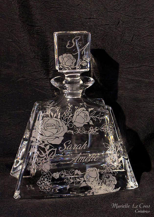 Carafe personnalisée pour un cadeau de mariage qui reprend l'esprit floral du faire-part avec les prénoms des mariées gravés