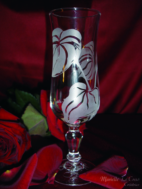 Coupe de champagne personnalisée avec des fleurs d'anthurium gravées