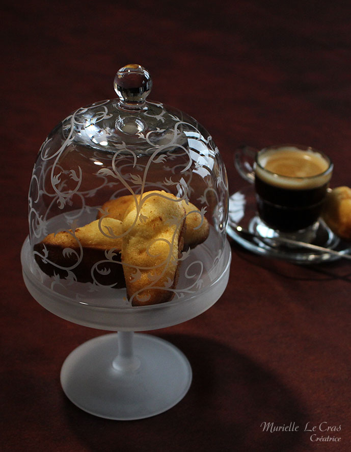 Mini coupe-cloche personnalisée pour mettre des petits gâteaux pour une pause café avec un motif de volutes florales gravé