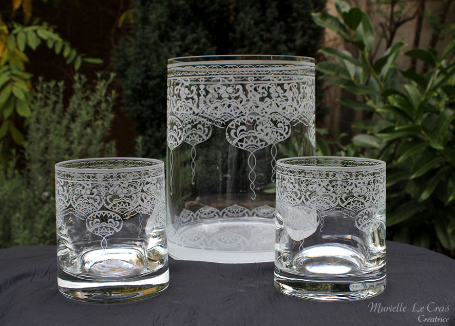 Vases et photophores gravés et personnalisés à offrir en cadeau avec un motif dentelle ou indien