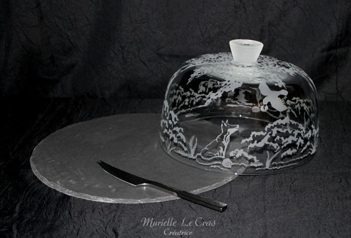 Plateau à fromage en ardoise avec une coupe cloche en verre personnalisée avec un motif en rapport avec la fable de La Fontaine sur "Le corbeau et le renard"