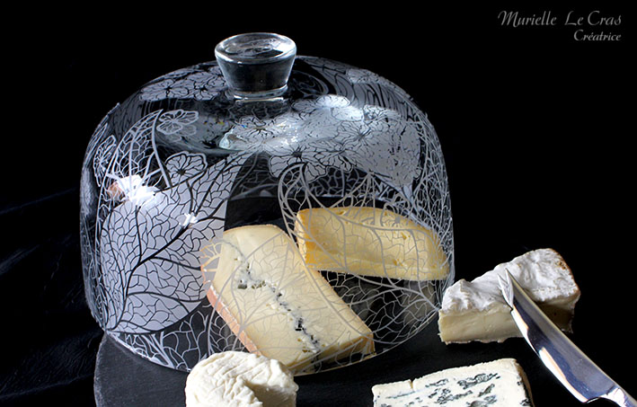 Plateau à fromage en ardoise avec une coupe cloche en verre personnalisée avec un motif de feuilles et fleurs travaillé graphiquement sur le principe des rainures