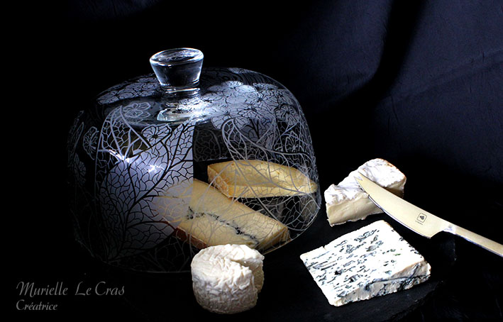 Plateau à fromage en ardoise avec une coupe cloche en verre personnalisée avec un motif de feuilles et fleurs travaillé graphiquement sur le principe des rainures