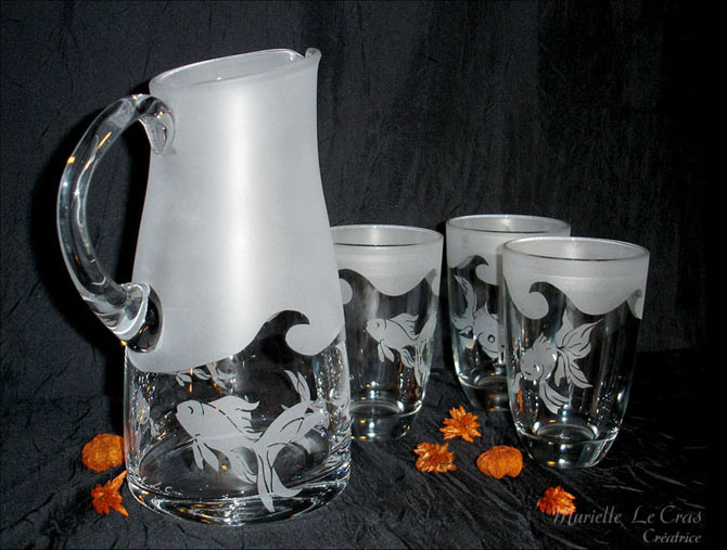 Carafe et des verres personnalisés avec un motif de poissons gravé