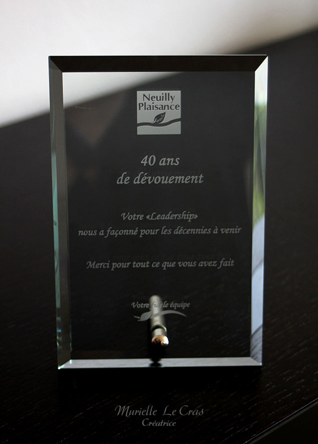 Trophée personnalisé. Cadre en verre gravé, offert en cadeau par la Mairie de Neuilly Plaisance avec phrase et logo