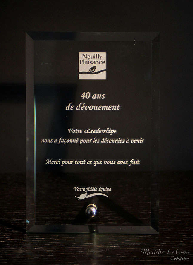 Trophée personnalisé. Cadre en verre gravé, offert en cadeau par la Mairie de Neuilly Plaisance avec phrase et logo