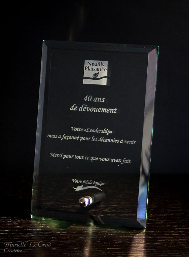 Trophée personnalisé. Cadre en verre gravé, offert en cadeau par la Mairie de Neuilly Plaisance avec phrase et logo