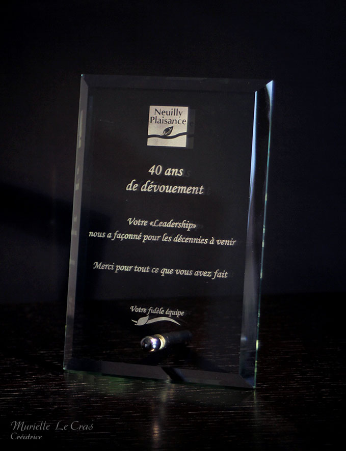 Trophée personnalisé. Cadre en verre gravé, offert en cadeau par la Mairie de Neuilly Plaisance avec phrase et logo