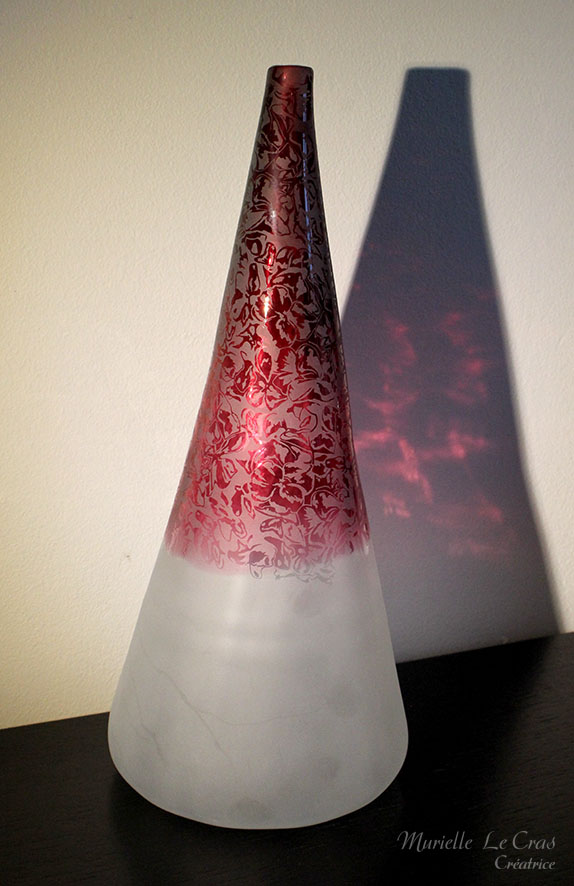 Vase en verre soufflé bouche, coloré, gravé et personnalisé avec un motif floral