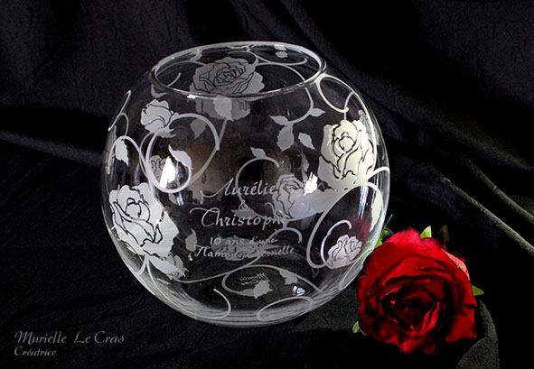 Vase et photophore boule personnalisé pour un anniversaire de mariage. Gravure avec prénom, date et des motifs de roses