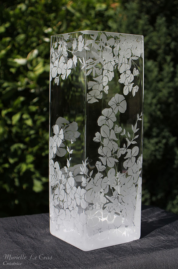 Vase carré personnalisé avec un décor floral gravé, feuilles et fleurs qui enveloppent le vase