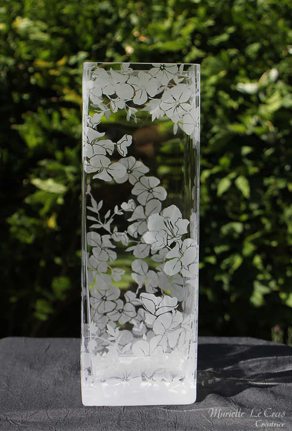 Vase carré personnalisé avec un décor floral gravé, feuilles et fleurs qui enveloppent le vase