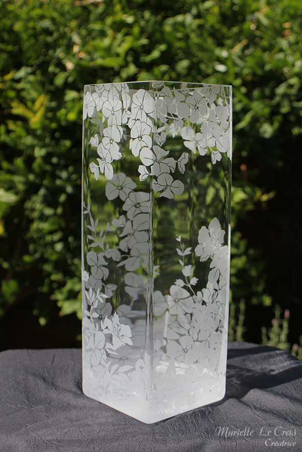 Vase carré personnalisé avec un décor floral gravé, feuilles et fleurs qui enveloppent le vase