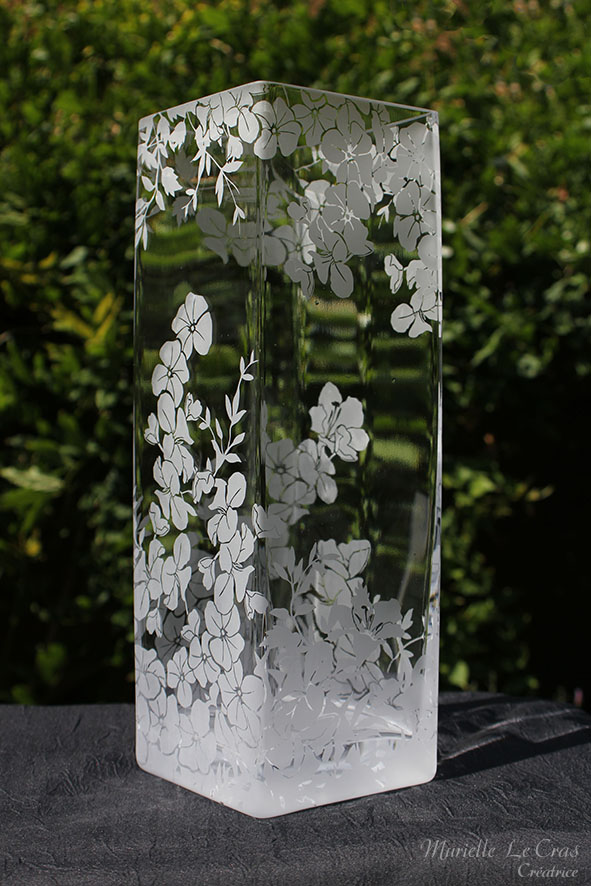 Vase carré personnalisé avec un décor floral gravé, feuilles et fleurs qui enveloppent le vase