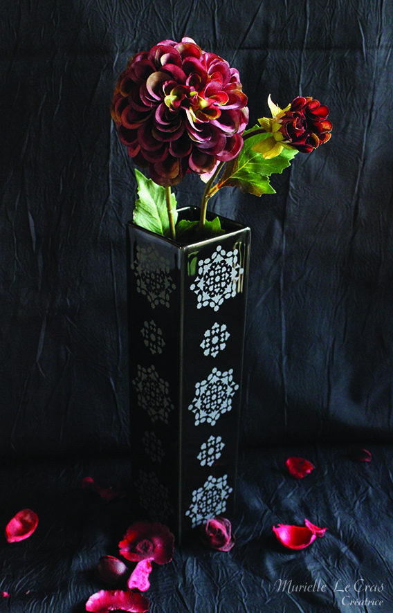 Vase noir personnalisé avec motif marocain gravé