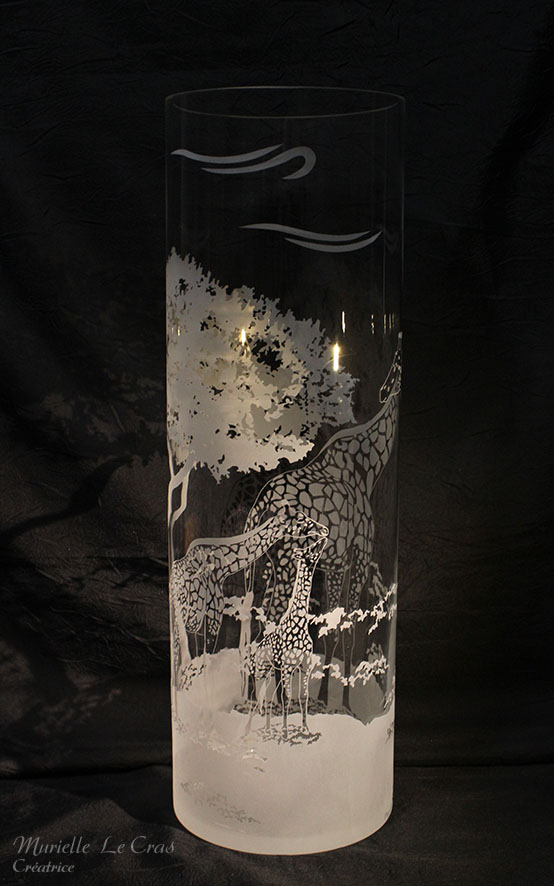 Grand vase et photophore cylindrique personnalisé avec des girafes gravées dans un paysage de savane